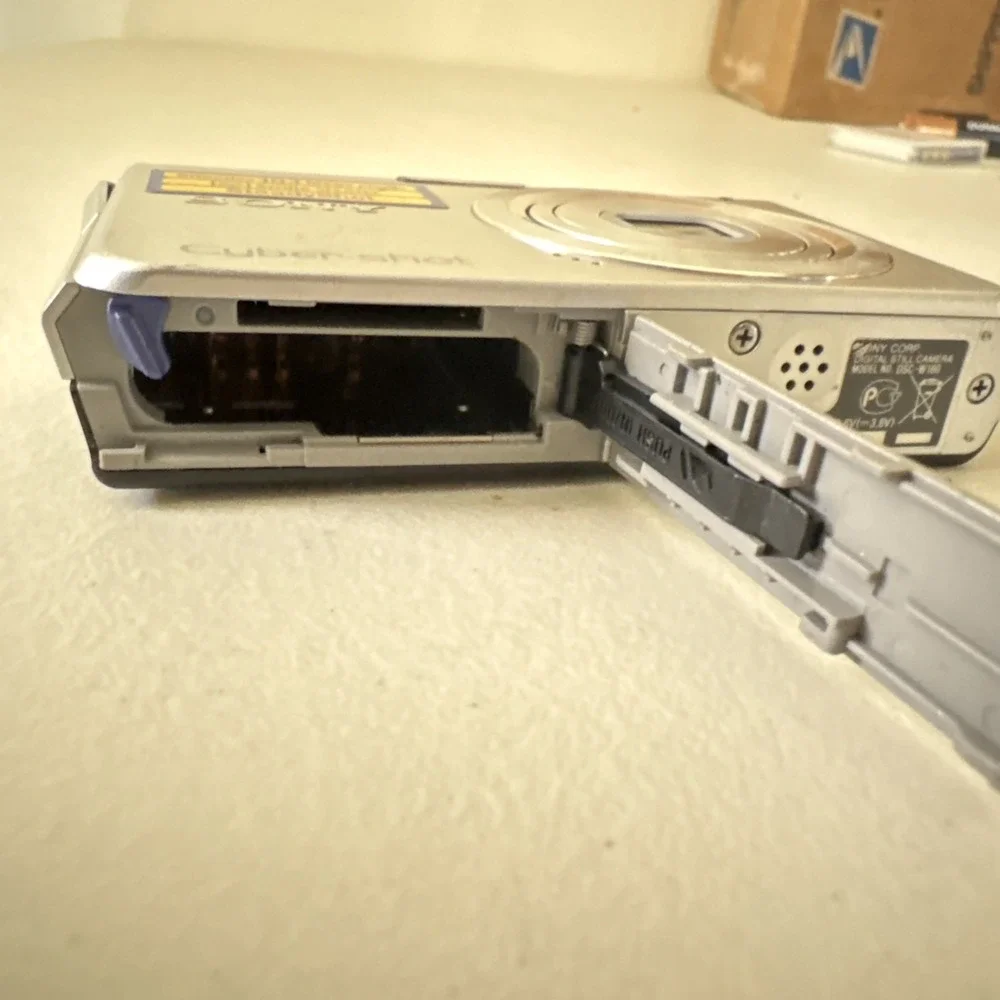 Sony Cyber shot DSC W180 Digital 10.1 MP 3x Optical Zoom Untested